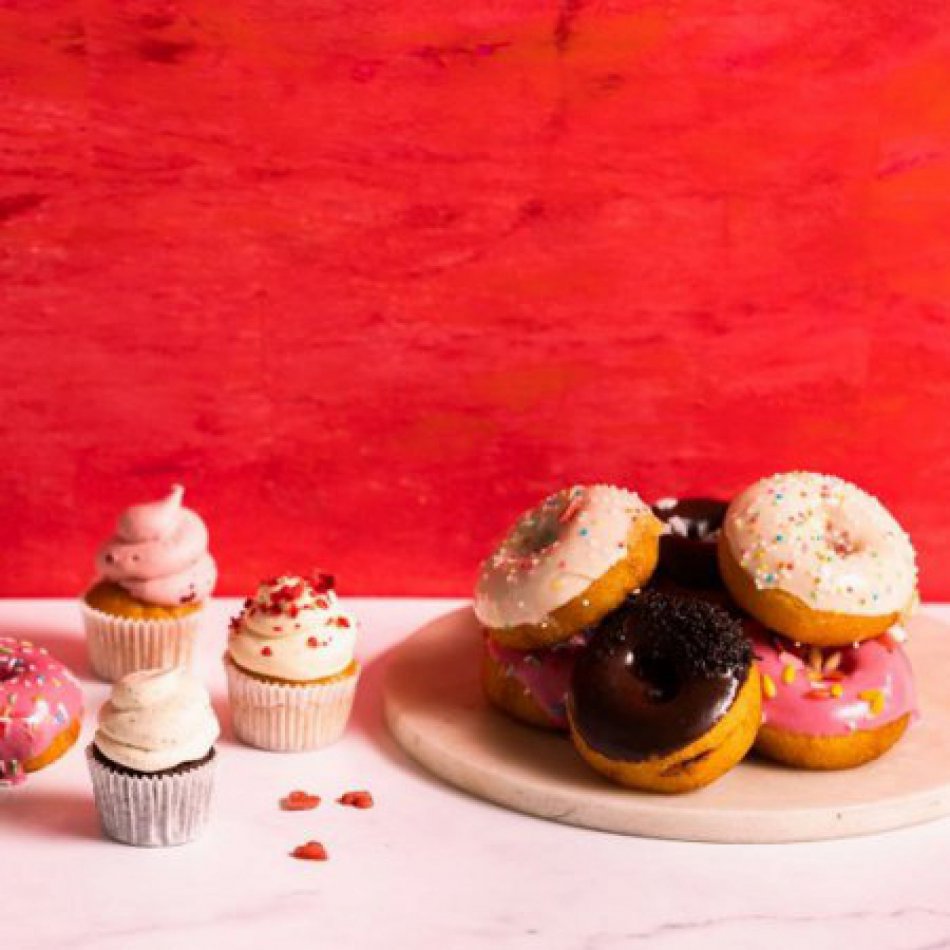 Donuts (6 stuks) – Kleurrijke Donuts met Chocolade & Toppings